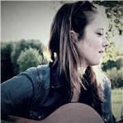 Etudiante en doctorat, donne cours de guitare et chant